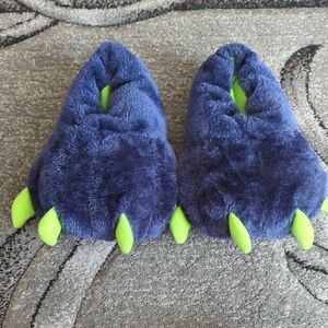 Kids Plush Dinosaur Claw Slippers - Blue and Green Soze 2/3